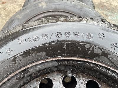 Zimní pneu 195/65 R15 na ráfkách Renault