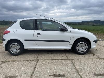 Peugeot 206 1,4i 55kW první majitel koupeno v ČR