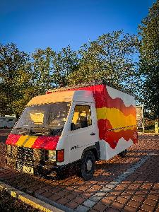 Foodtruck značky Mercedes s kompletním kuchyňským vybavením