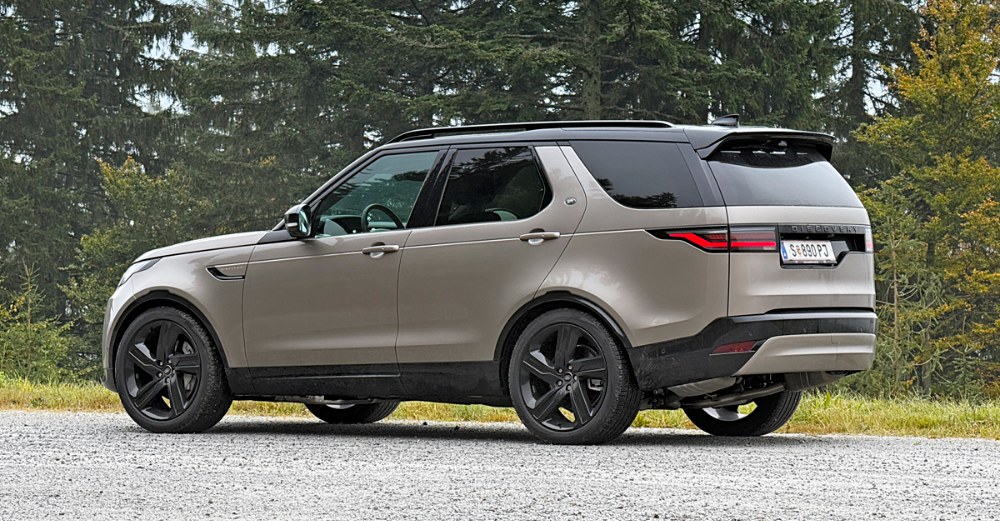 Land Rover Discovery D250 – Vysoko nad věcí