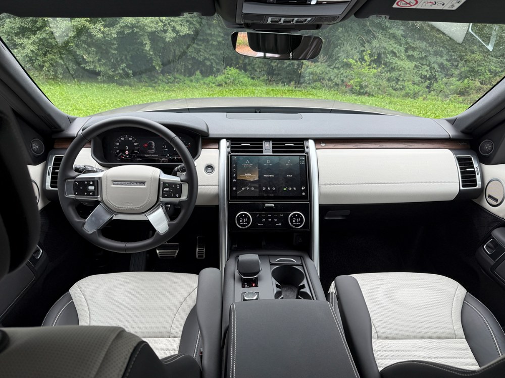 Land Rover Discovery D250 – Vysoko nad věcí