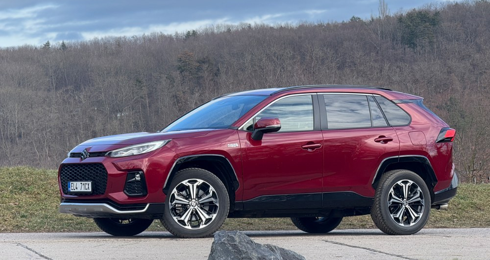 Suzuki Across Plug-in Hybrid – Tichá voda