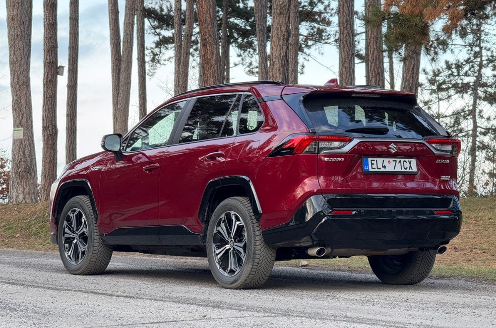 Suzuki Across Plug-in Hybrid – Tichá voda