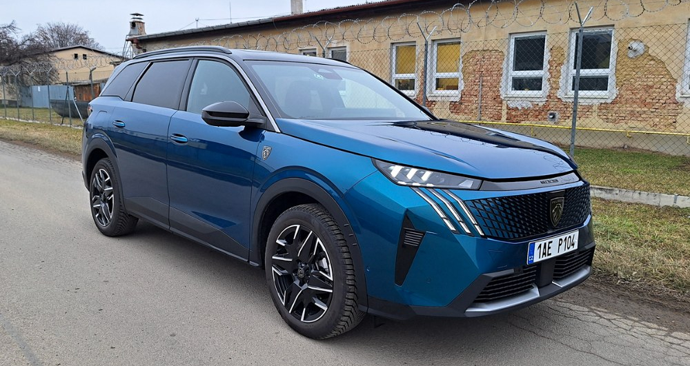 Peugeot 5008 Hybrid – A teď na benzín!