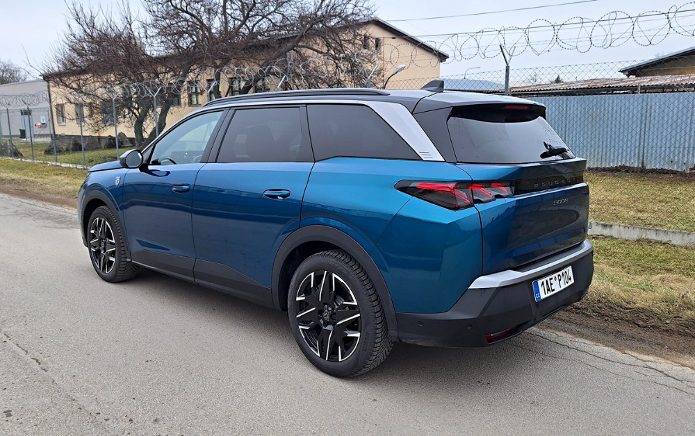 Peugeot 5008 Hybrid – A teď na benzín!