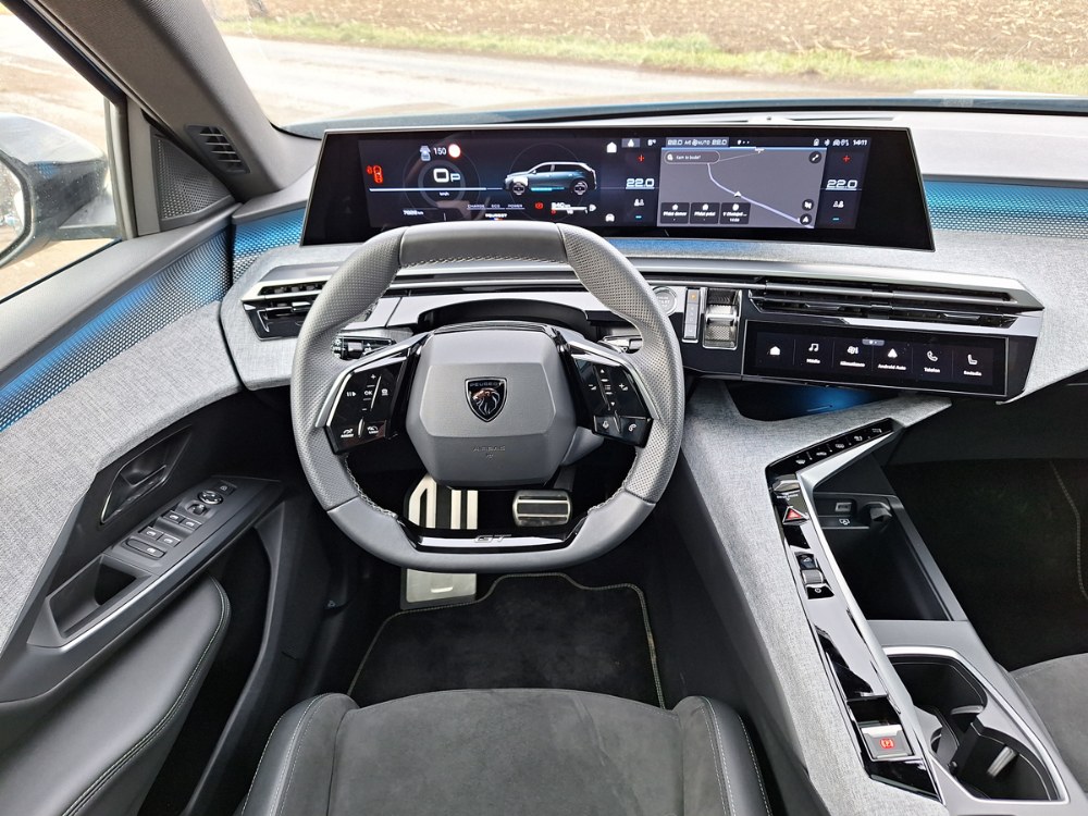 Peugeot 5008 Hybrid – A teď na benzín!